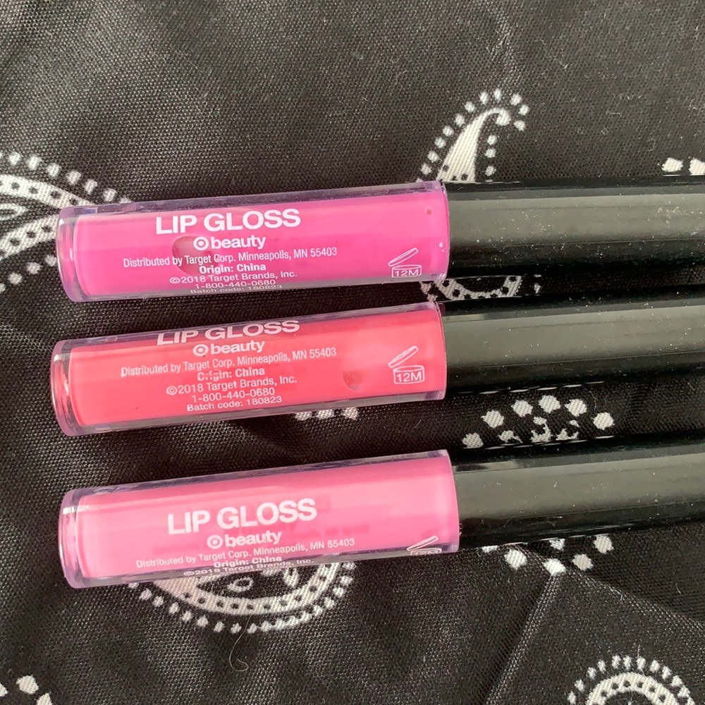 4 lip gloss bundle. Not used.